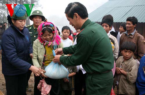 Công tác chăm lo Tết cho đồng bào, chiến sĩ nơi biên giới. (17/01/2017)